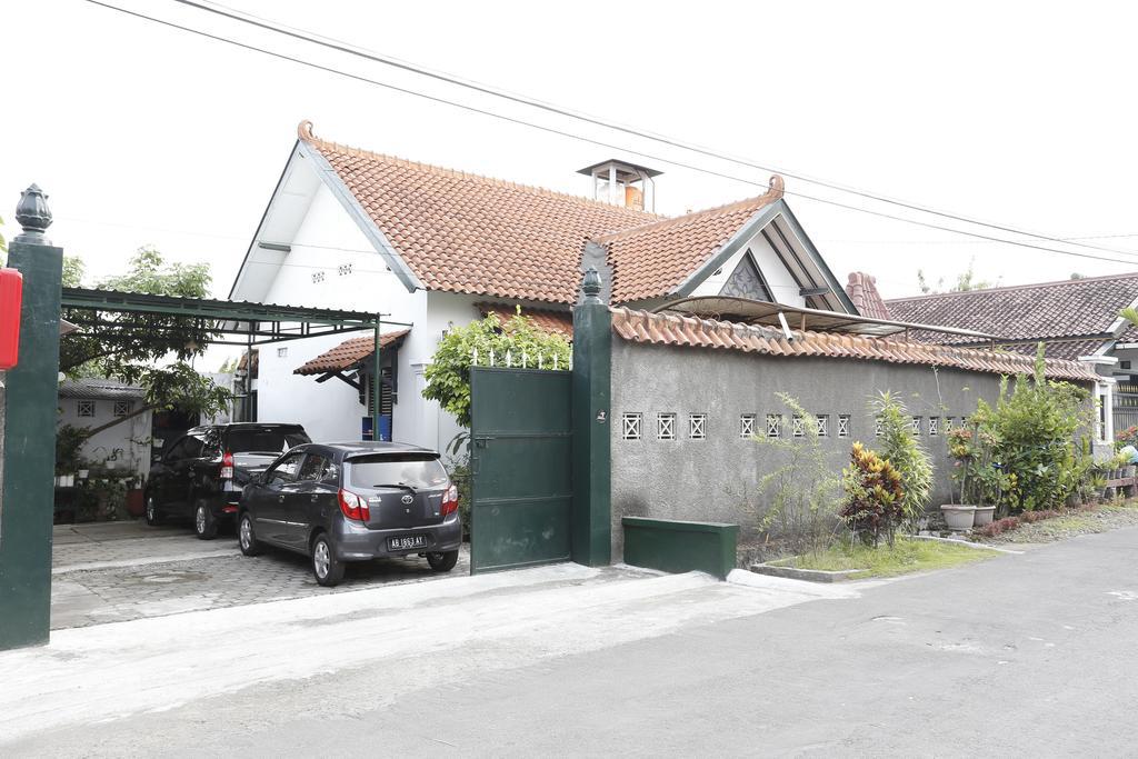 Reddoorz Near Adisucipto Airport Hotel Yogyakarta Kültér fotó