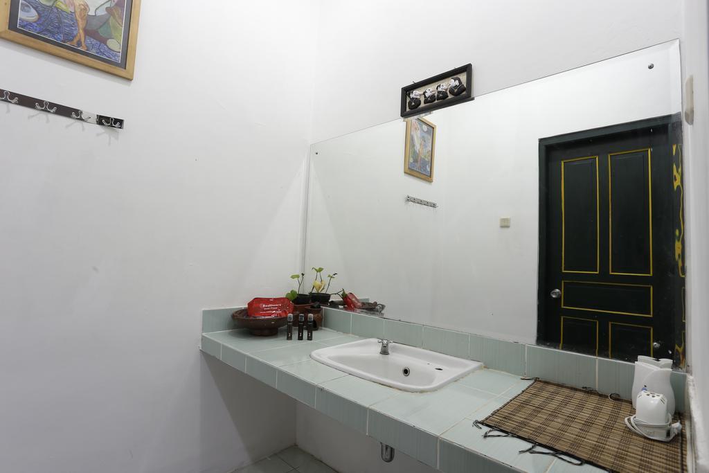 Reddoorz Near Adisucipto Airport Hotel Yogyakarta Kültér fotó